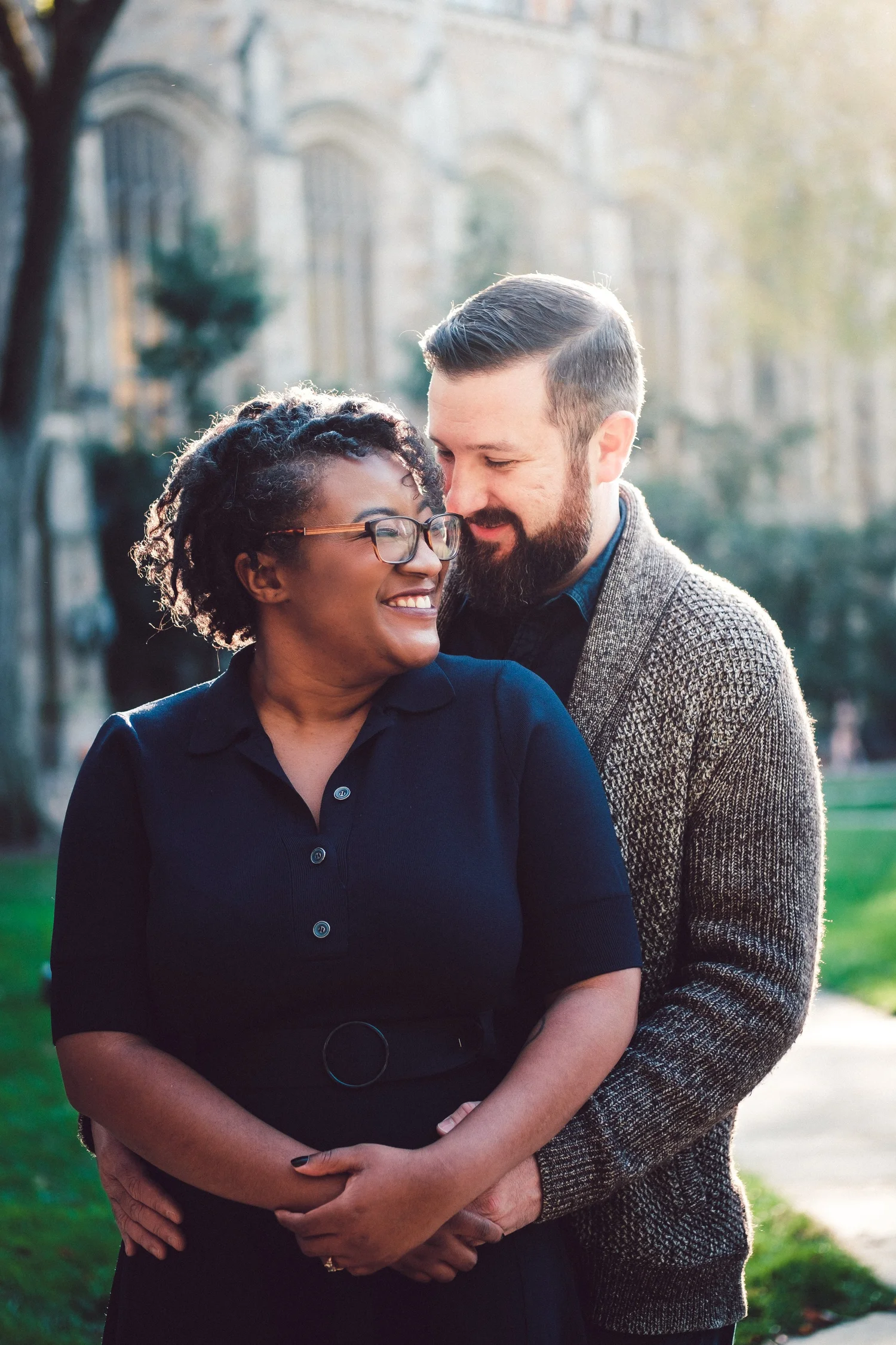 Couple de mariés devant une cathédrale, site créé avec Go Mariage
