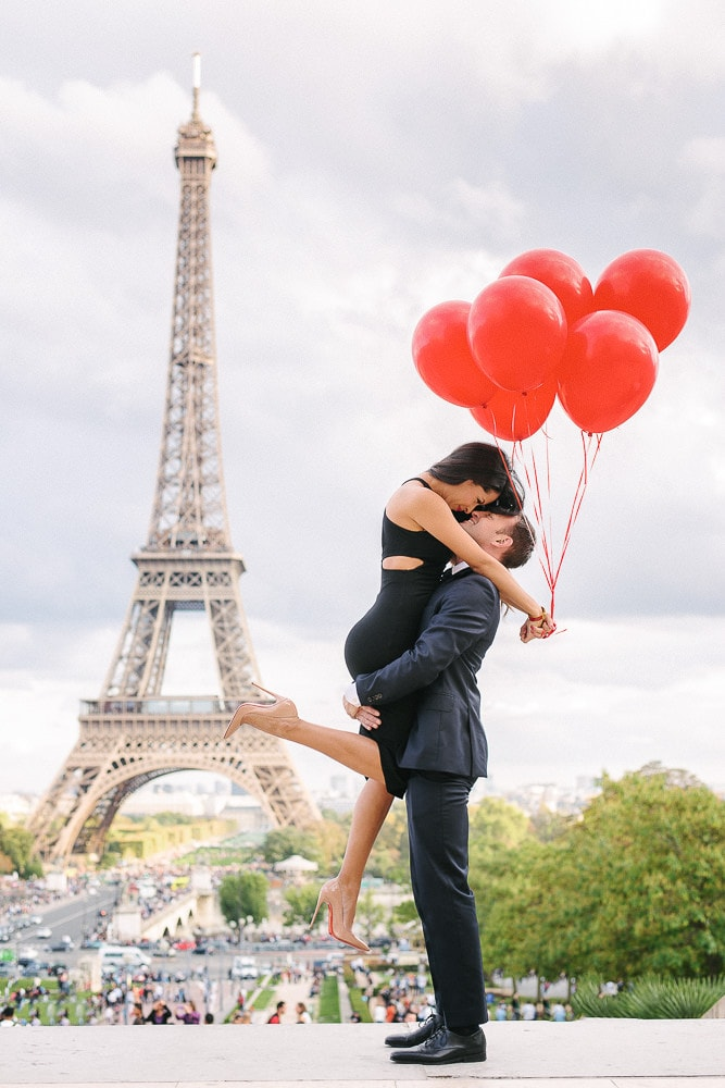 Couple de mariés devant la Tour Eiffel à Paris