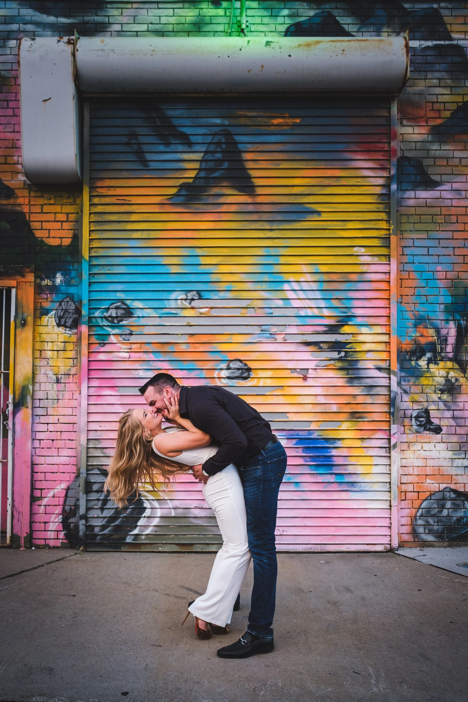 Couple de mariés devant un mur street-art