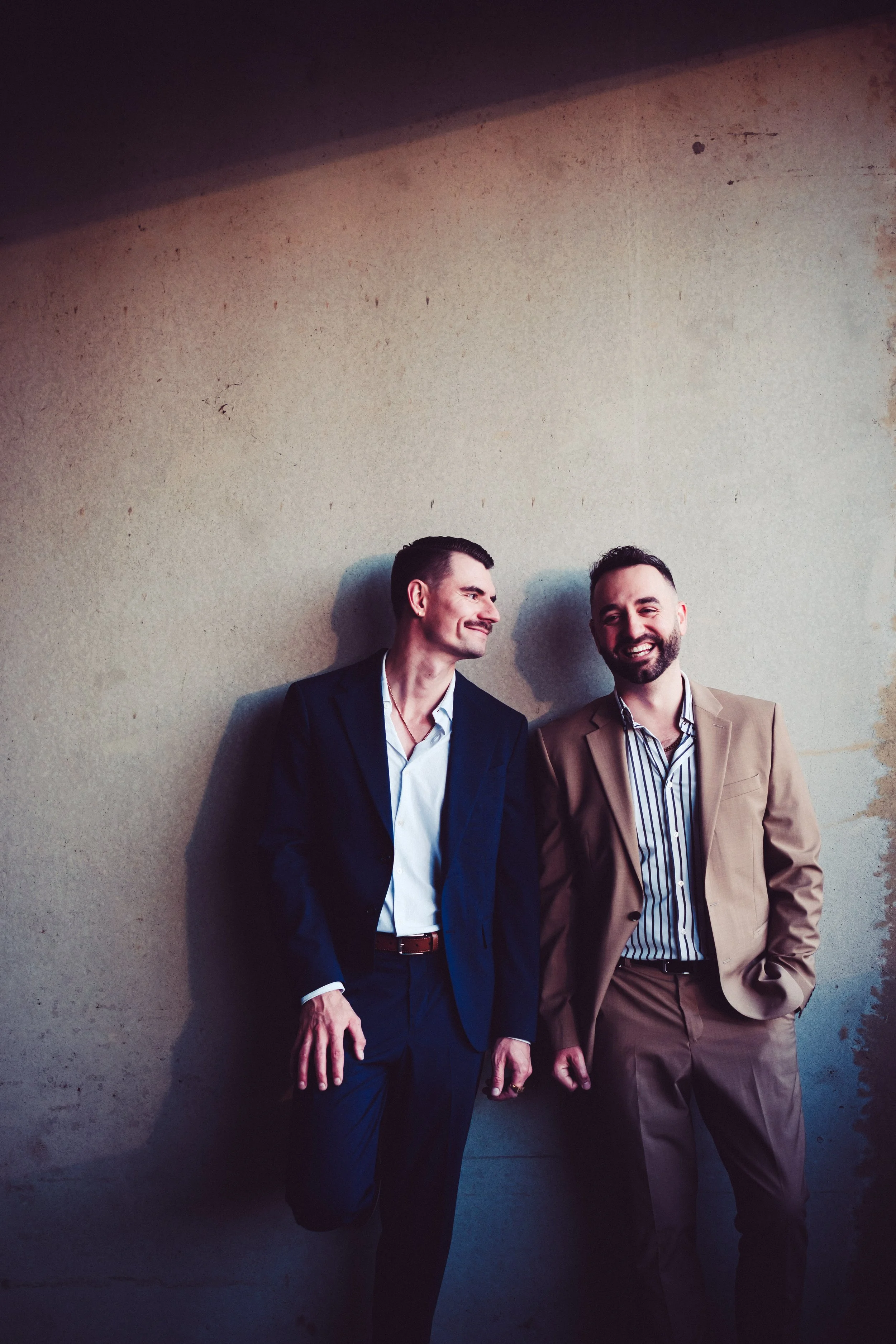 Deux mariés heureux le jour de leur mariage